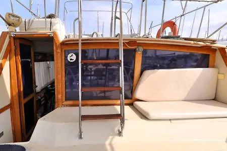 Mykonos Yacht Stay - 2 Private Rooms With Private Toilet&Shower In A Shared Yacht Botel Mykonos Town