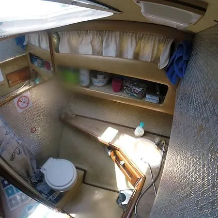 船上ホテル Mykonos Yacht Stay - 2 Private Rooms With Private Toilet&Shower In A Shared Yacht Mykonos Town